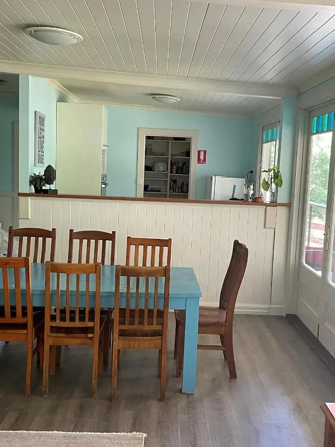 The Lakehouse Manor Guest House Maleny