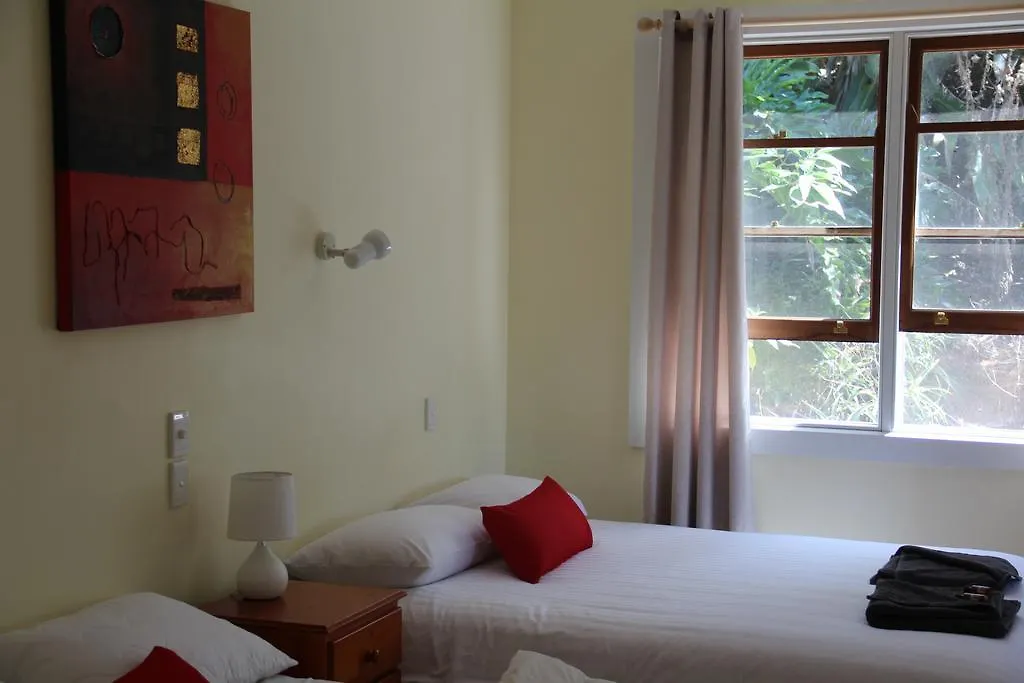 The Lakehouse Manor Guest House Maleny Country house